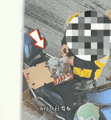外卖员在给客户送车厘子中途下车拆开包装给自己也装了一袋难怪现在规定外卖必须得有封