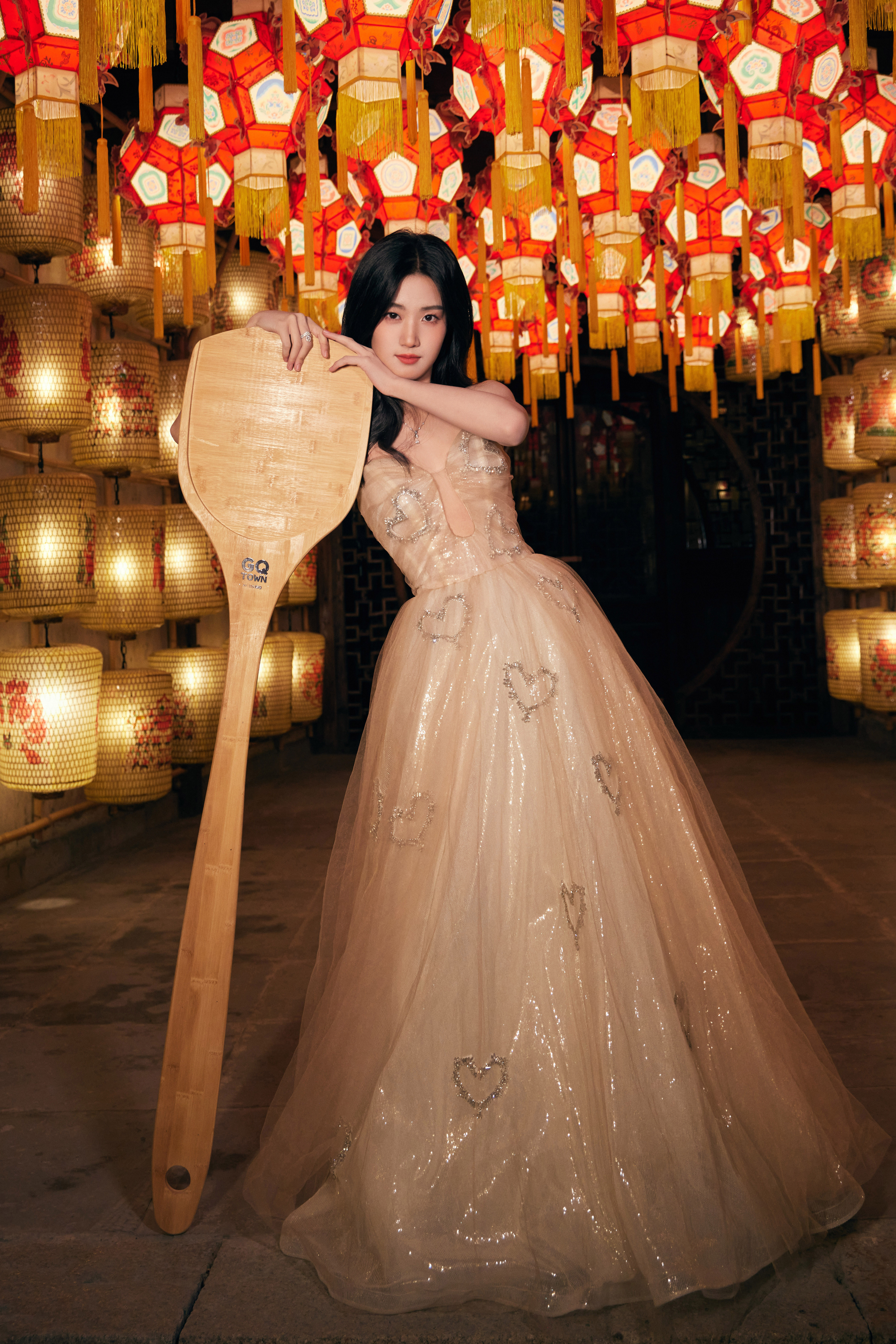 卢昱晓：刁蛮俏公主，淡粉纱裙俏美人。卢昱晓