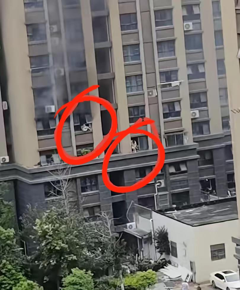 看图！消防员到场后先救人，要是马上安排三四个人从侧边四楼平台绕过去，从下面既能够