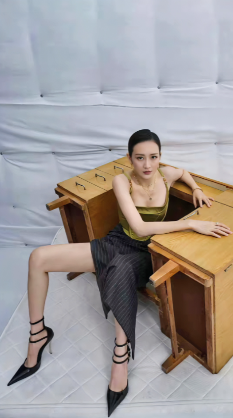 王鸥，170cm，又美又飒，但是吸引人眼球的是脚上的那双鞋，感觉最小也得42码，