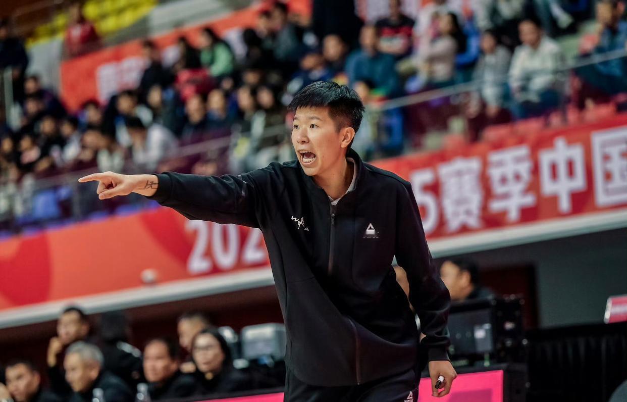 WCBA极具情绪化的三位教练员其中最具代表性有两位，即辽宁女篮助理教练员（一