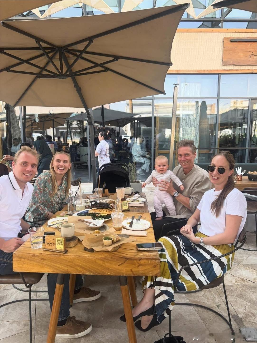 佩尔森：很高兴上周有我的孩子们来访❤️