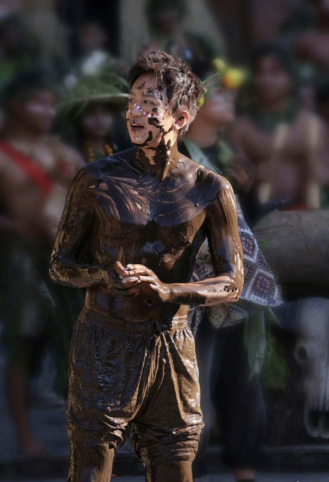 邓超发自己满身泥的照片，还挺有美感的。而网友发出来的就很有喜感。又酷又帅的邓