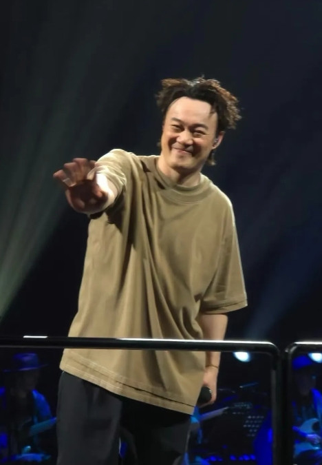 陈奕迅确诊新冠上热搜网友：五年前这热搜绝对“爆”！！陈奕迅本月中旬本
