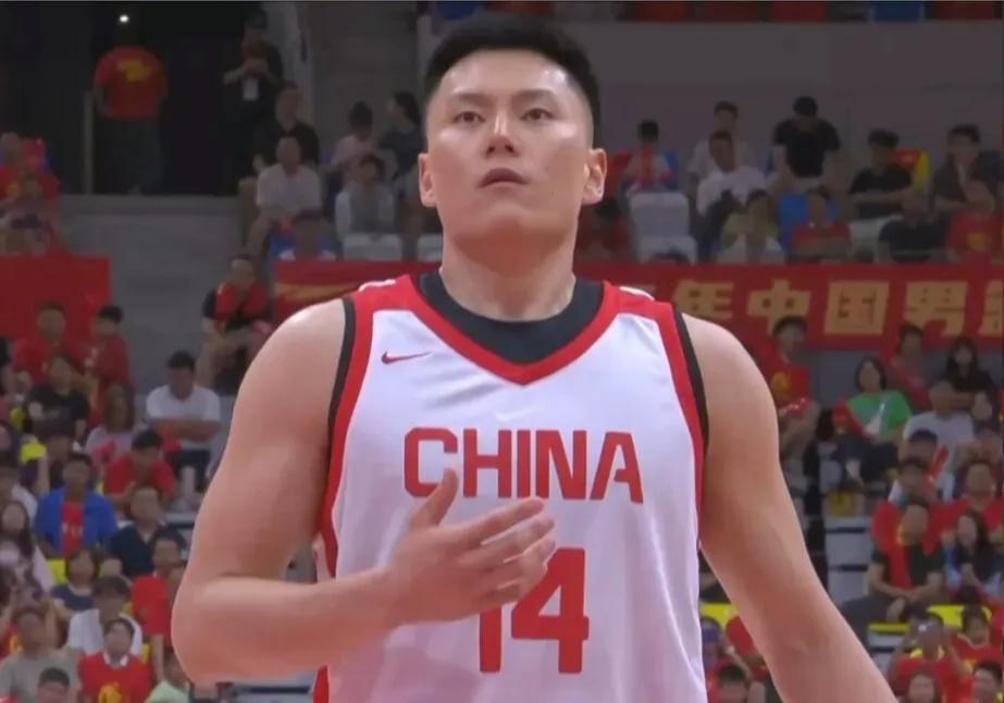 全队状态低迷，李弘权成为男篮为数不多亮点中国男篮在顺德进行的第二场对阵乌拉