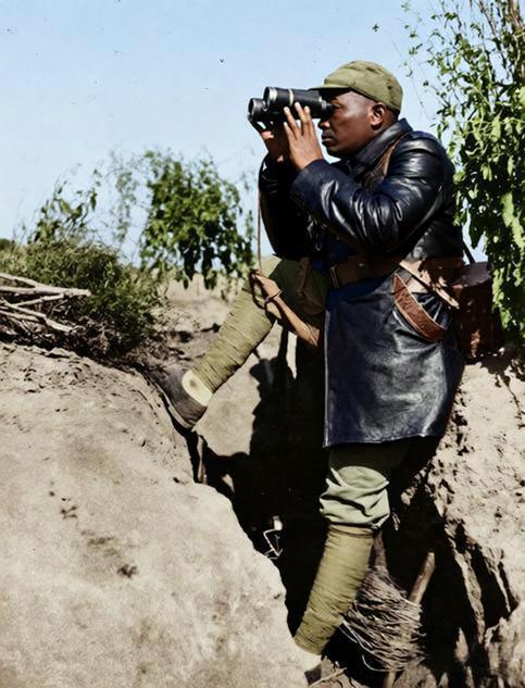 1940年，百团大战期间，八路军副总指挥彭德怀在华北抗日前线指挥作战。照片中，