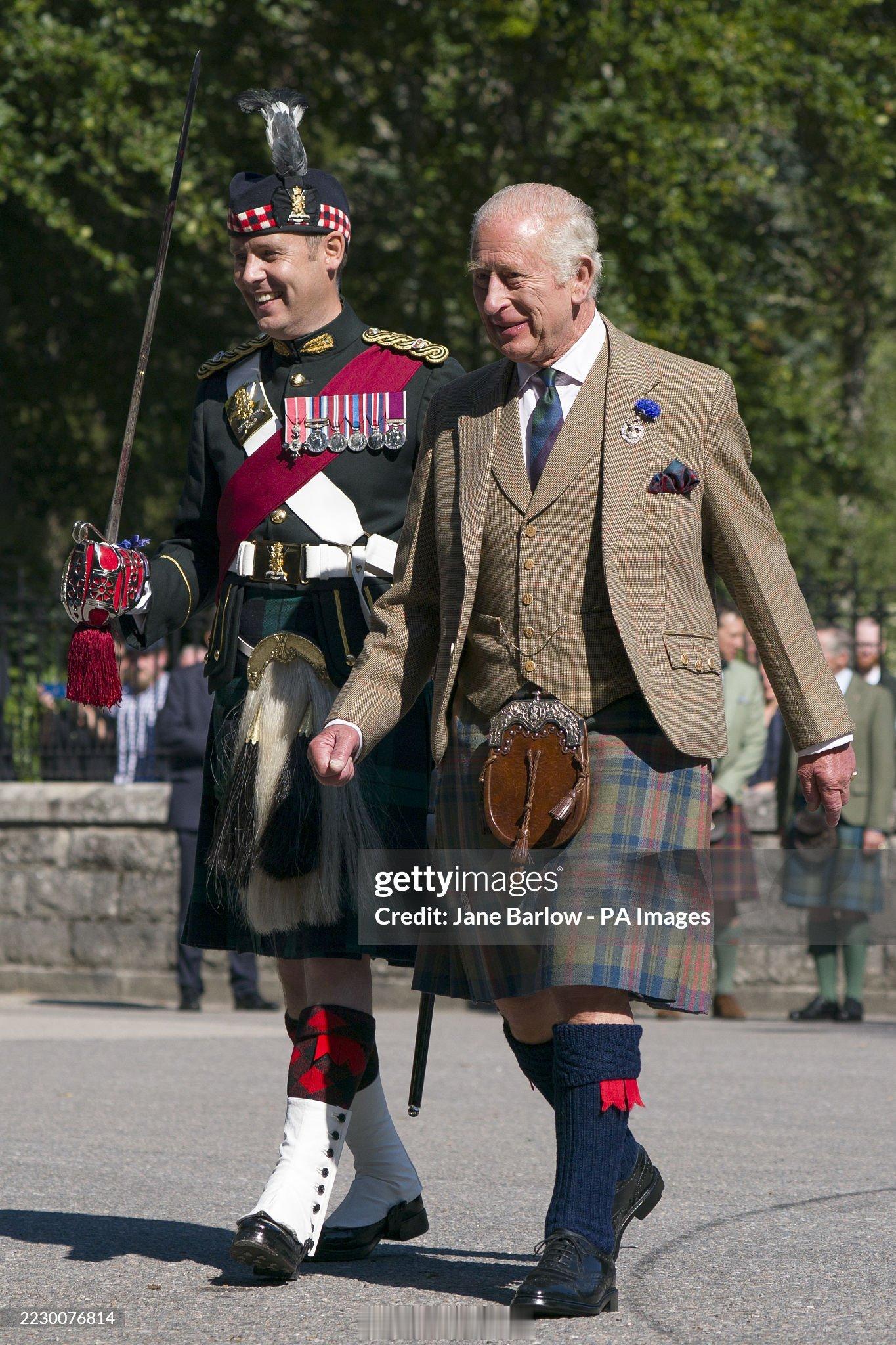 英国王室今天查尔斯三世在苏格兰巴尔莫勒尔堡门口检阅苏格兰皇家兵团第五