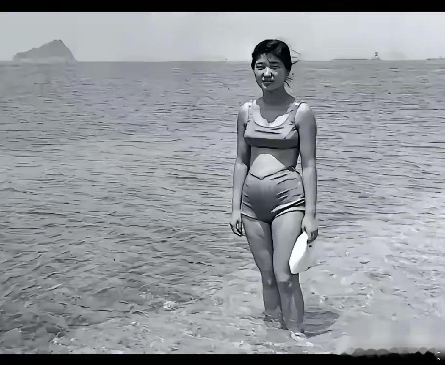 在1967年，一张15岁女孩在海边的照片受到了广泛关注。谁会想到，这个年纪轻轻的
