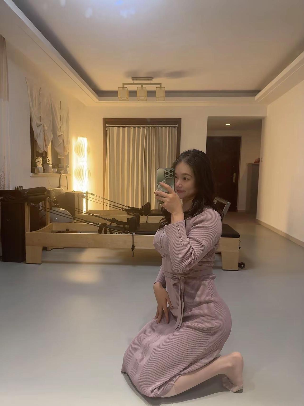 健身女孩穿上裙子。原相机拍摄