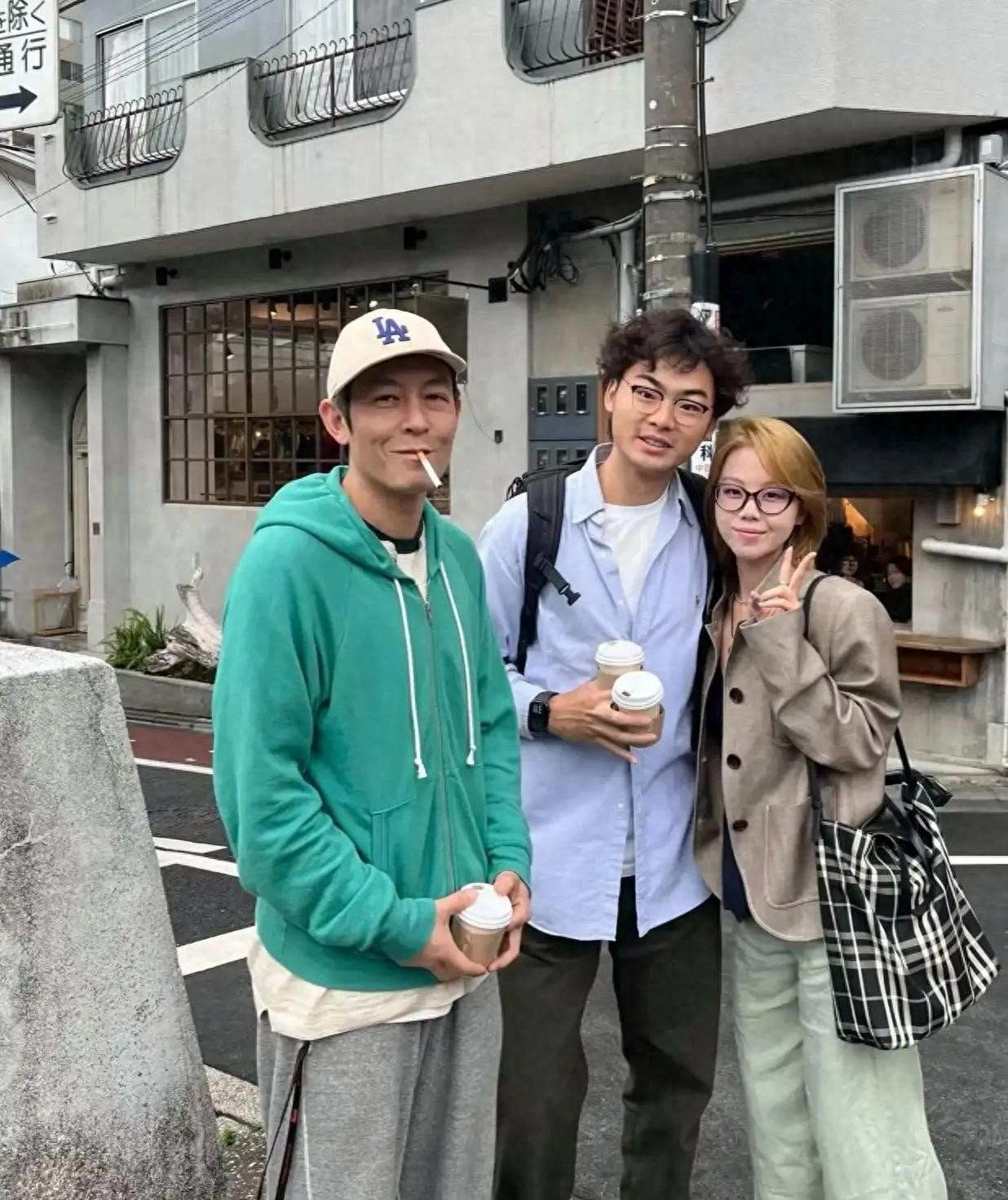 45岁陈冠希在日本东京被偶遇，一个人去咖啡店，依然撞脸赵本山
