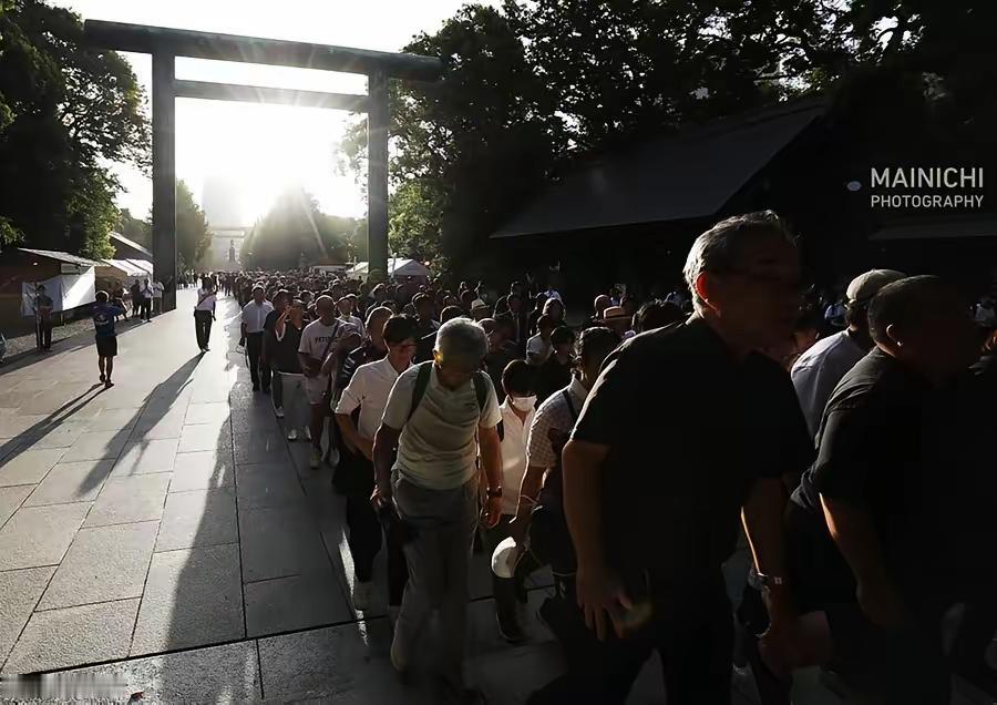 最让人震惊的是，日本战败投降日，日本民众凌晨就在供奉战犯的“厕所”门前排起了看不