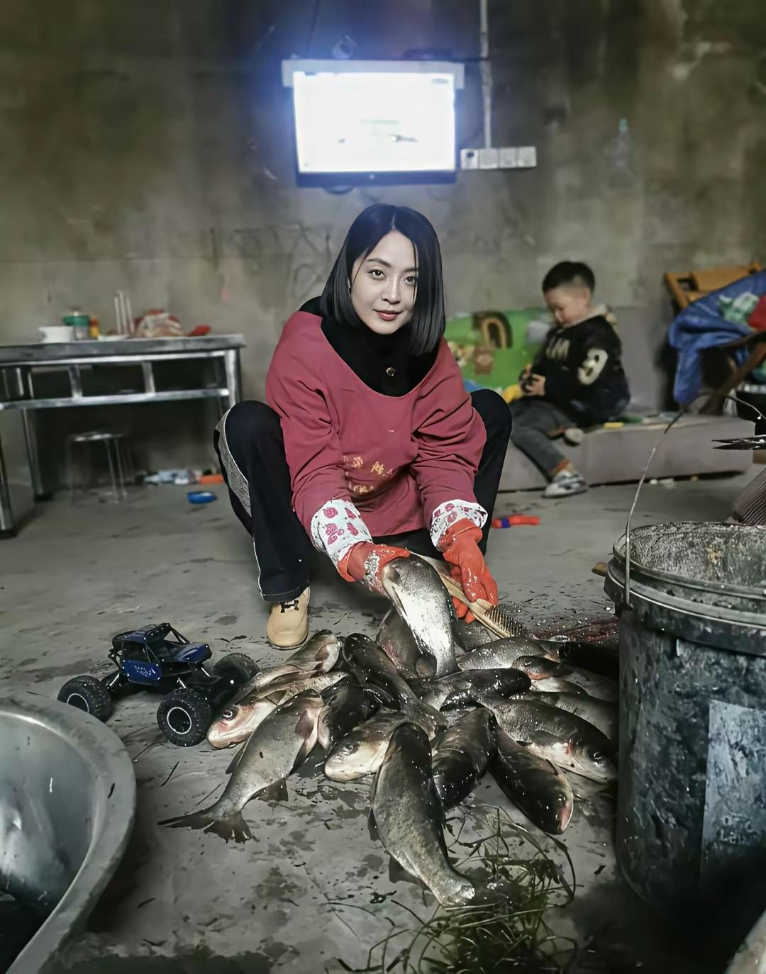 网友：农村女孩这眼神，谁看了不迷糊啊，要个20w彩礼不过分吧！​​​