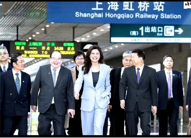 这次给足了郑丽文面子，明显的C位给了他，包括她有几次的手插口袋，这也是郑丽文象征