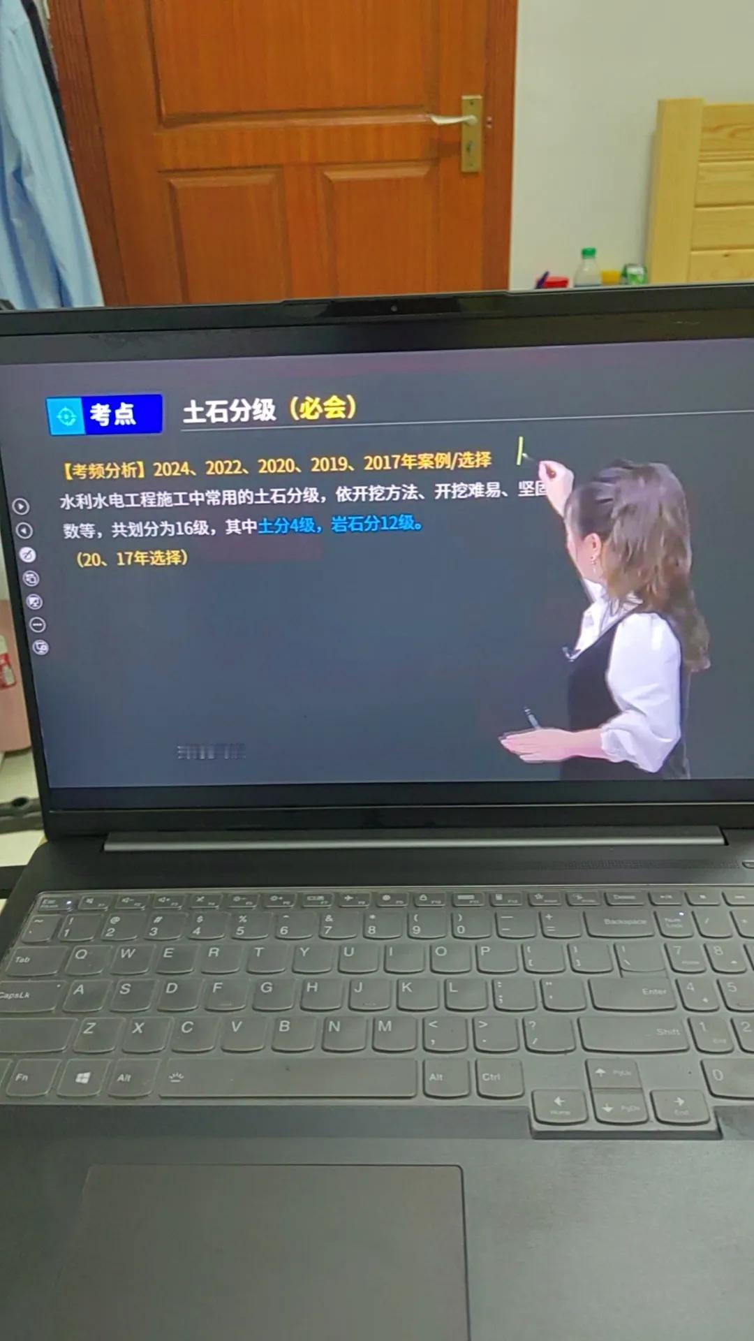 建筑就业形势越来越严峻，好哥们在家卖地板砖实在没法坚持了给我打了个电话，我说那你