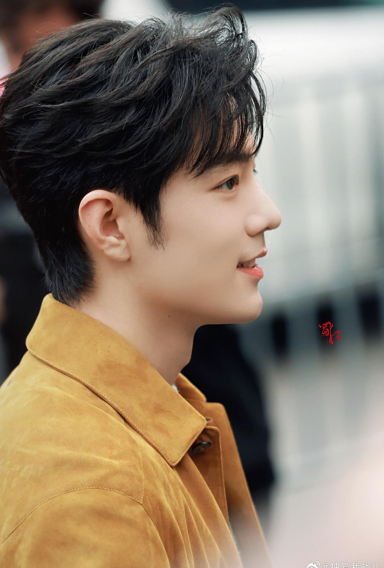 肖战肖战展示内搭肖战亮相米兰Tods大秀肖战故意把穿什么听成了吃什么肖战自曝有一