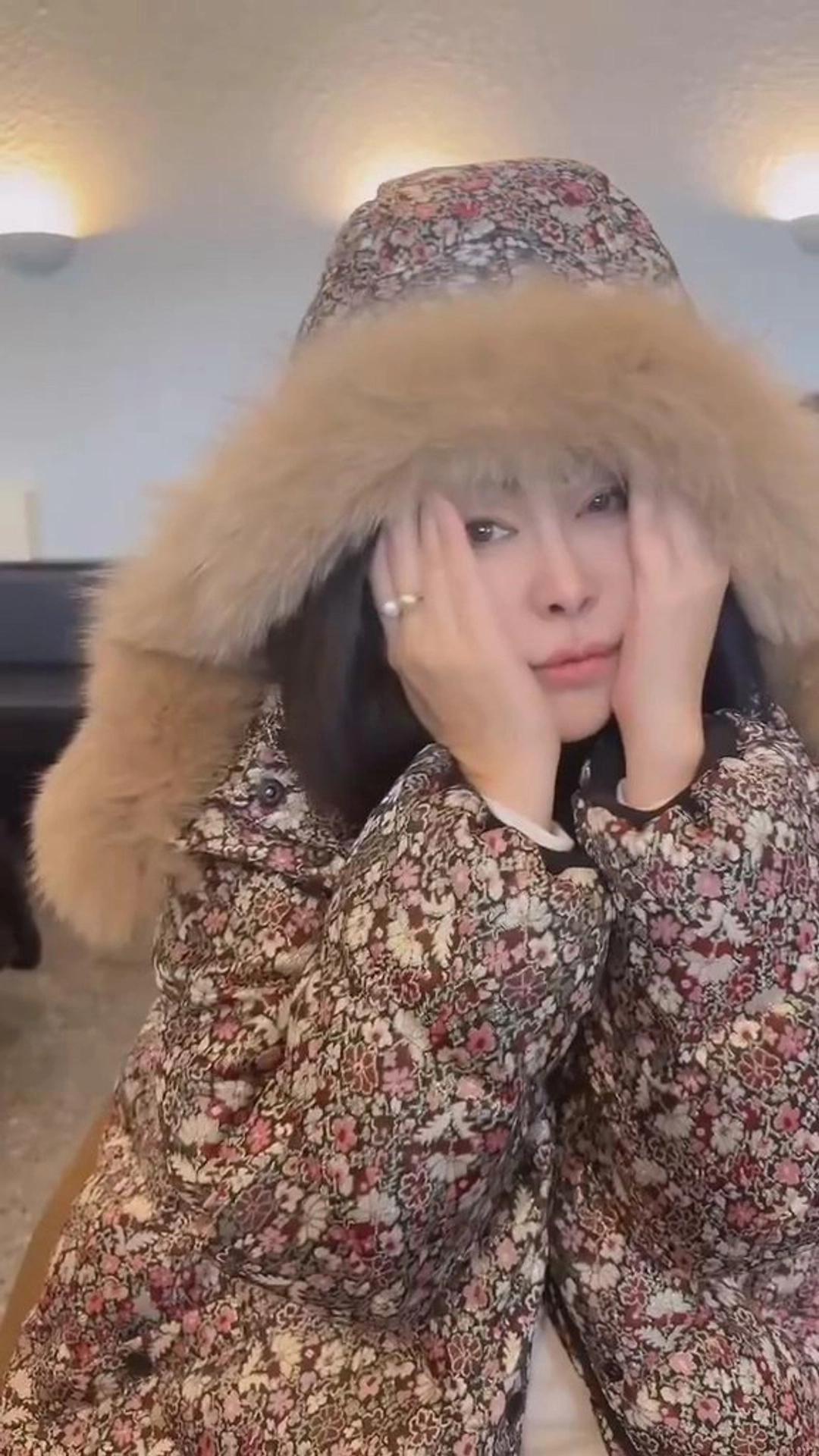 王祖贤开号两天涨粉百万，但真正上热搜的，是评论区里一条11万人点赞的留言。安徽舒