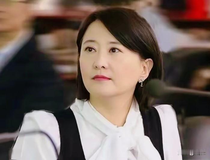 徐佳青在公器私用争议缠身之后，7日召开记者会宣布请辞，国民党民代王鸿薇一句话点破