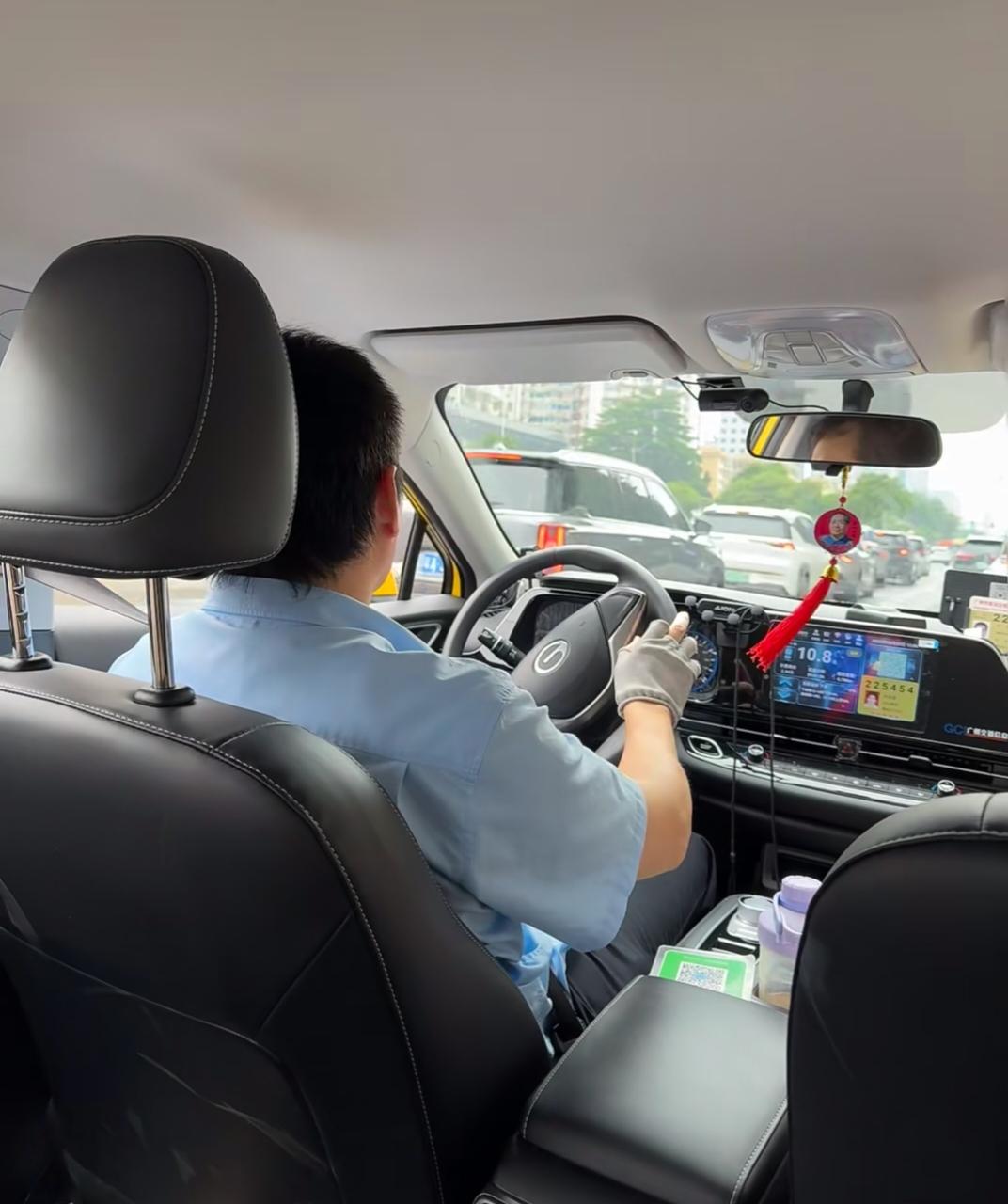 昨天出差碰到一位很有智慧的司机大哥他说:这十年来我拉过形形色色的乘客，发现