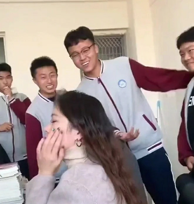 看那一摞本子，从小就会吧唧上级领导。