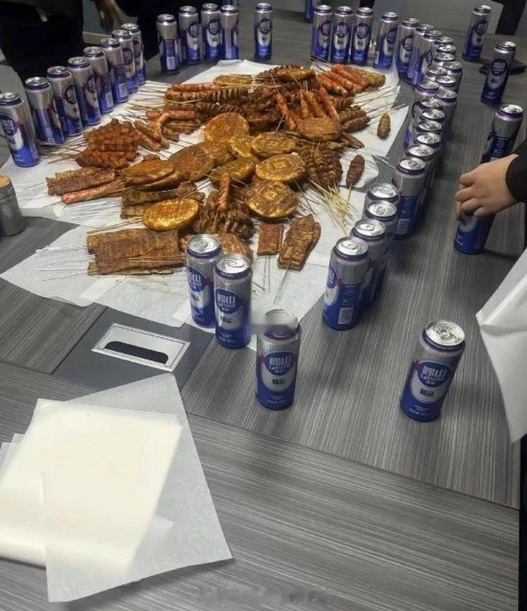 公司加班。老板买的夜宵怎么样？