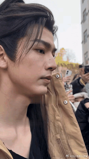 张凌赫很真实的帅气像邻家大男孩般亲切感，这颜值镜头拉近距离怼脸拍也扛得住。有没有