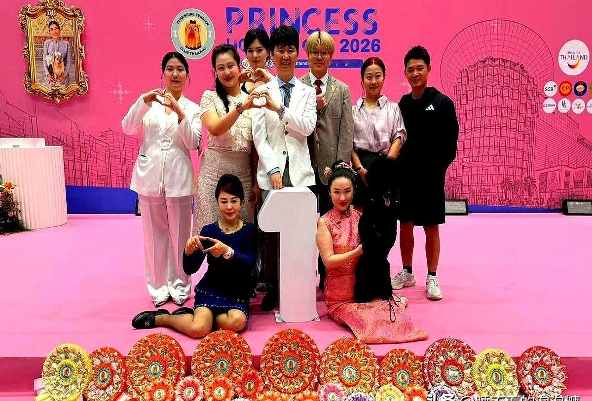 霍思燕把爱好玩出圈了！她家狗狗在泰国公主杯国际犬展拿了幼犬组全场总冠军！杜江