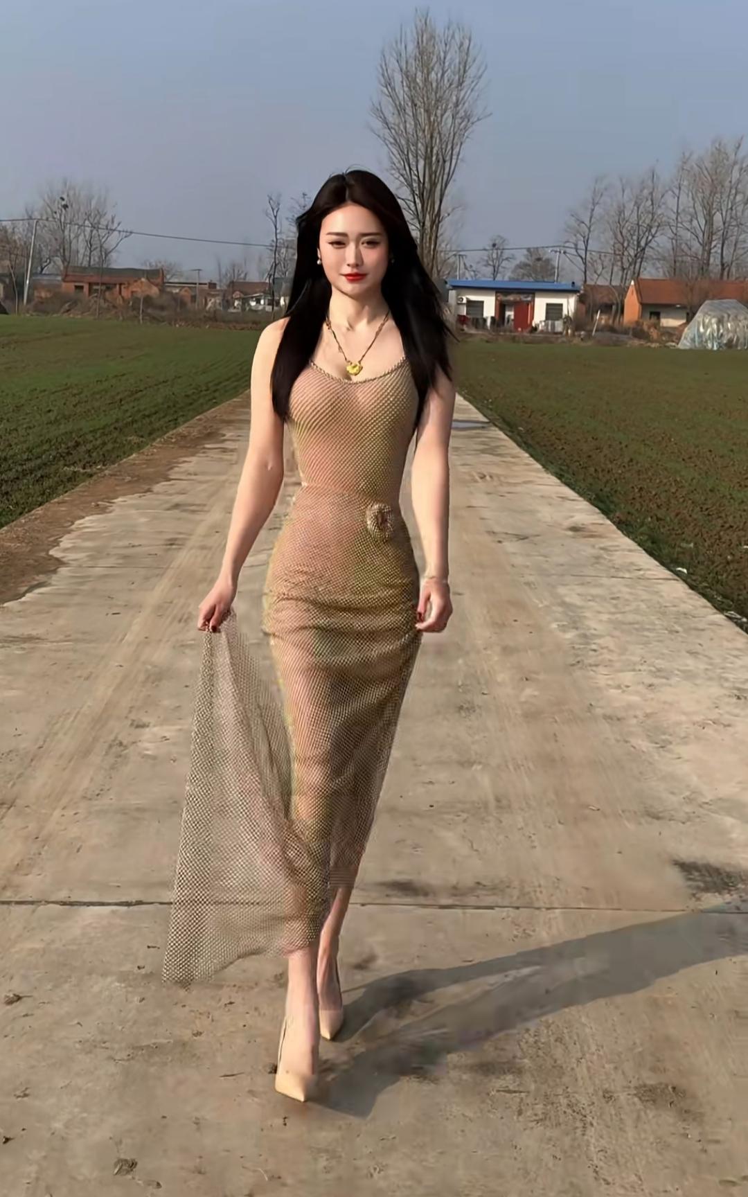 从大城市回到农村的小少妇又开始整花活了。