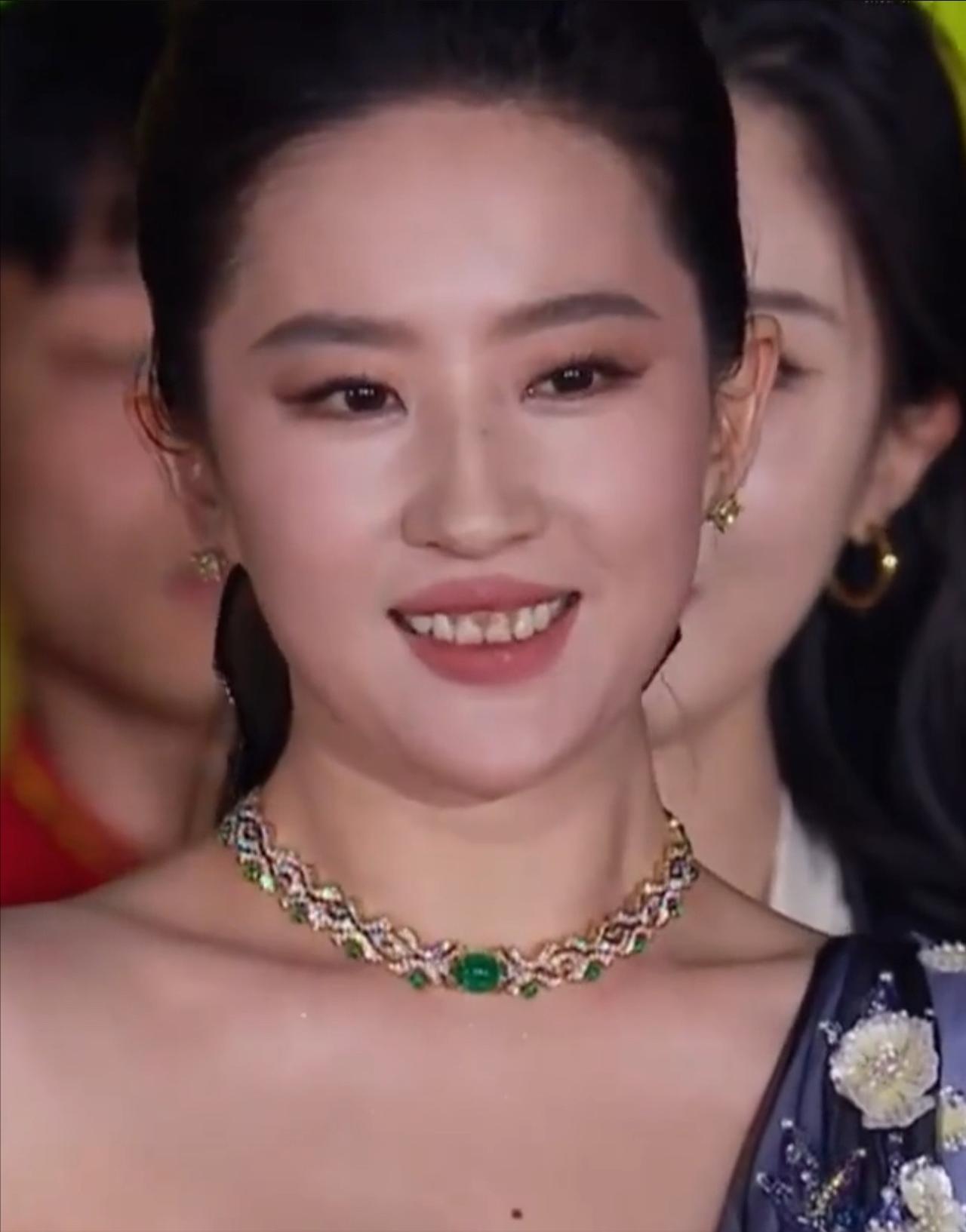 说句不怕挨骂的话刘亦菲长得也就一般般，我实在不懂怎么会有那么多人，把她吹成内娱