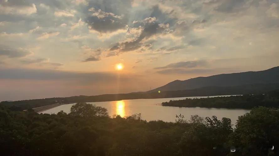 国家对歌曲《新东方红》采取了一定的低调处理，虽然本意是为了和谐，不想激化矛盾，想