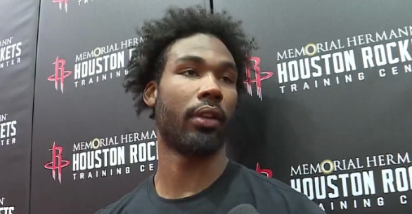 火箭球员伊森在训练结束后接受了采访谈及贾巴里-史密斯，伊森表示：“我不知道大家是