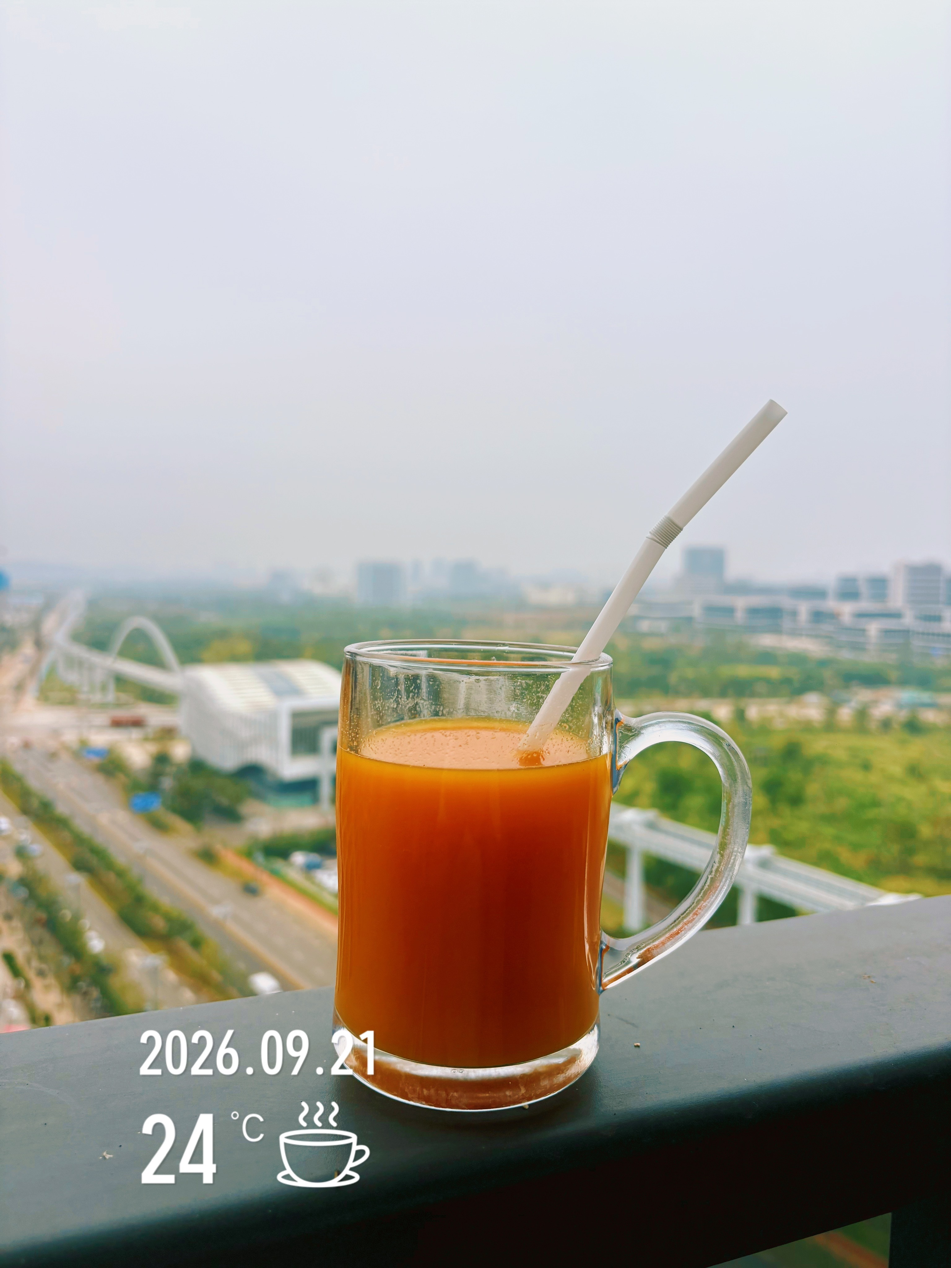 这几天追了一个剧，《早春晴朗》，据说是大爆剧，干翻了红果所有短剧。其实《早春晴朗》的剧集并不多，而且