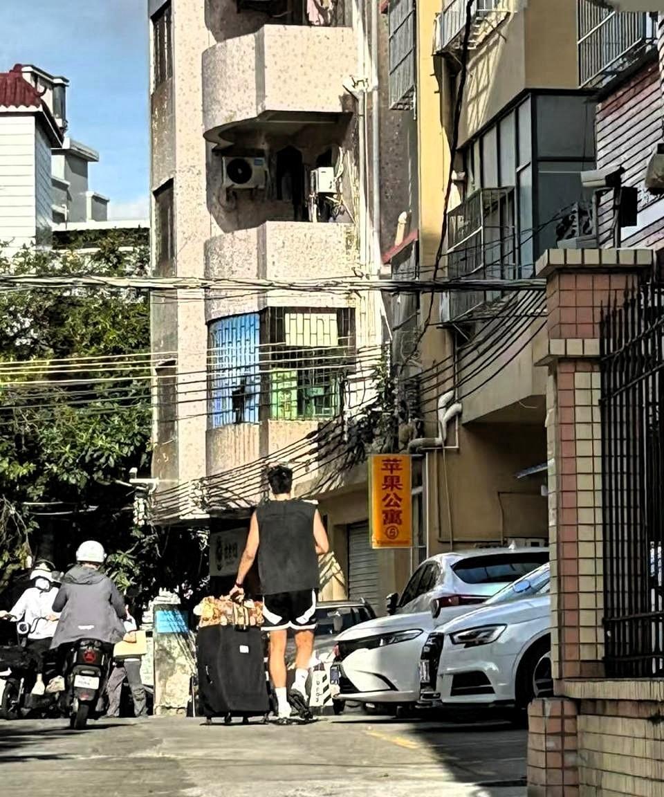 广东宏远中锋焦泊乔一个人提着行李，步履蹒跚来到宏远员工宿舍，韧带损伤，历领半年多