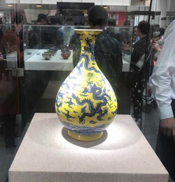 1966年烟台，农民李焕除草时，竟意外刨出了一个小绿瓶，他环顾了下四周，趁无人发