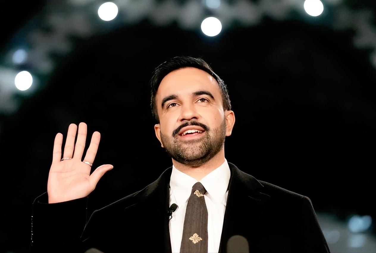 纽约刚选出个史无前例的市长，也是头一个穆斯林市长，他宣誓竟然直接捧着《古兰经》，