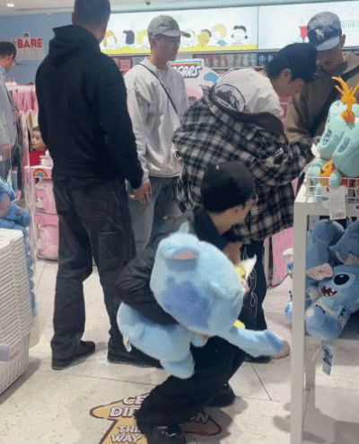 网友巴黎偶遇王嘉尔买玩偶，连背影都透着“我超喜欢这个”的开心，路人镜头里的他比舞