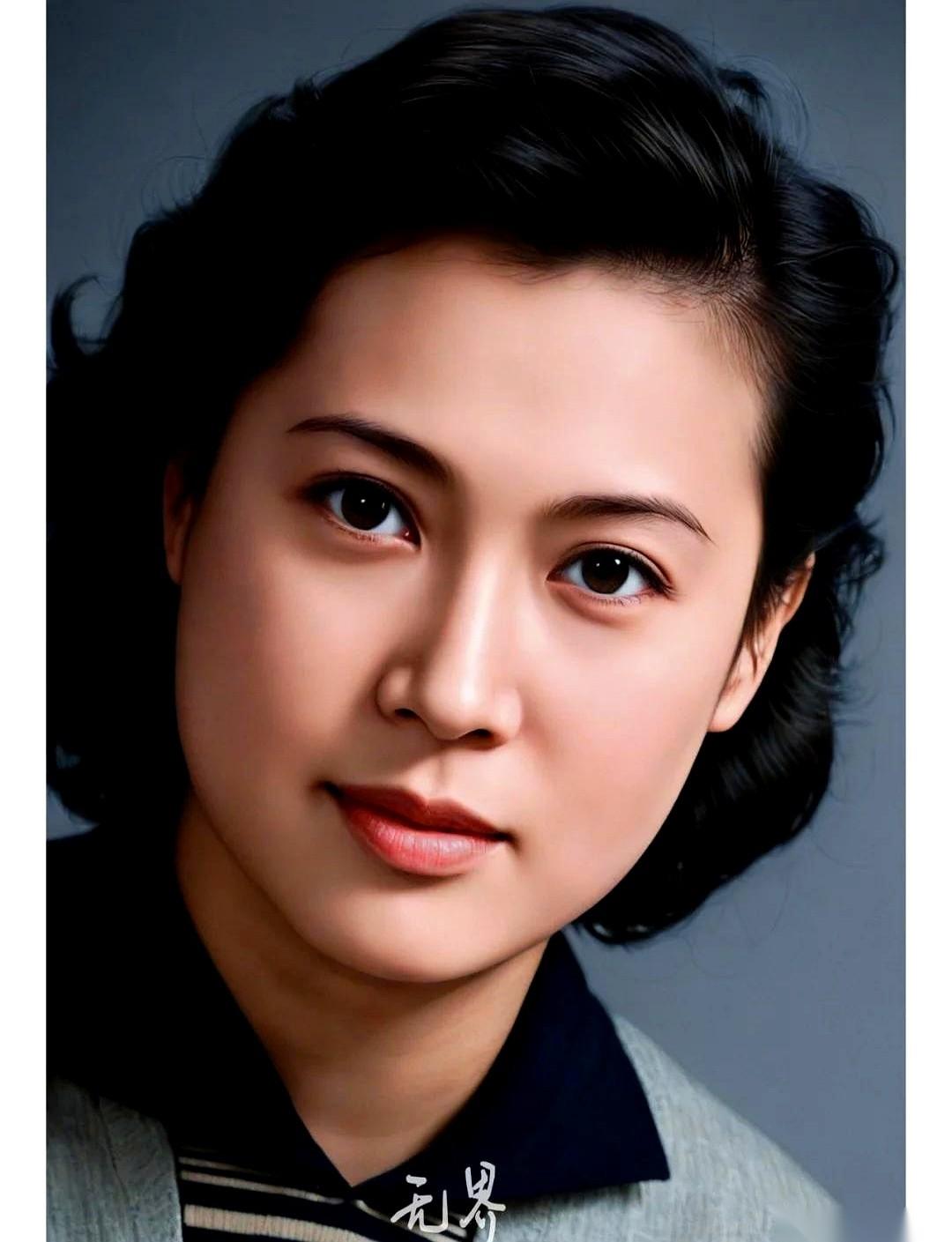 翻开老照片，提到“秦怡”这个名字，如今娱乐圈的红毯秀简直没法看。一边，是满屏幕