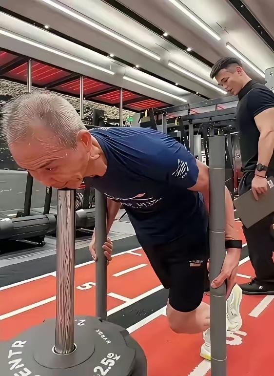 老王，这是何必呢？75岁了，看着你这样拼了命的锻炼，真是揪心。刹那间，有点心