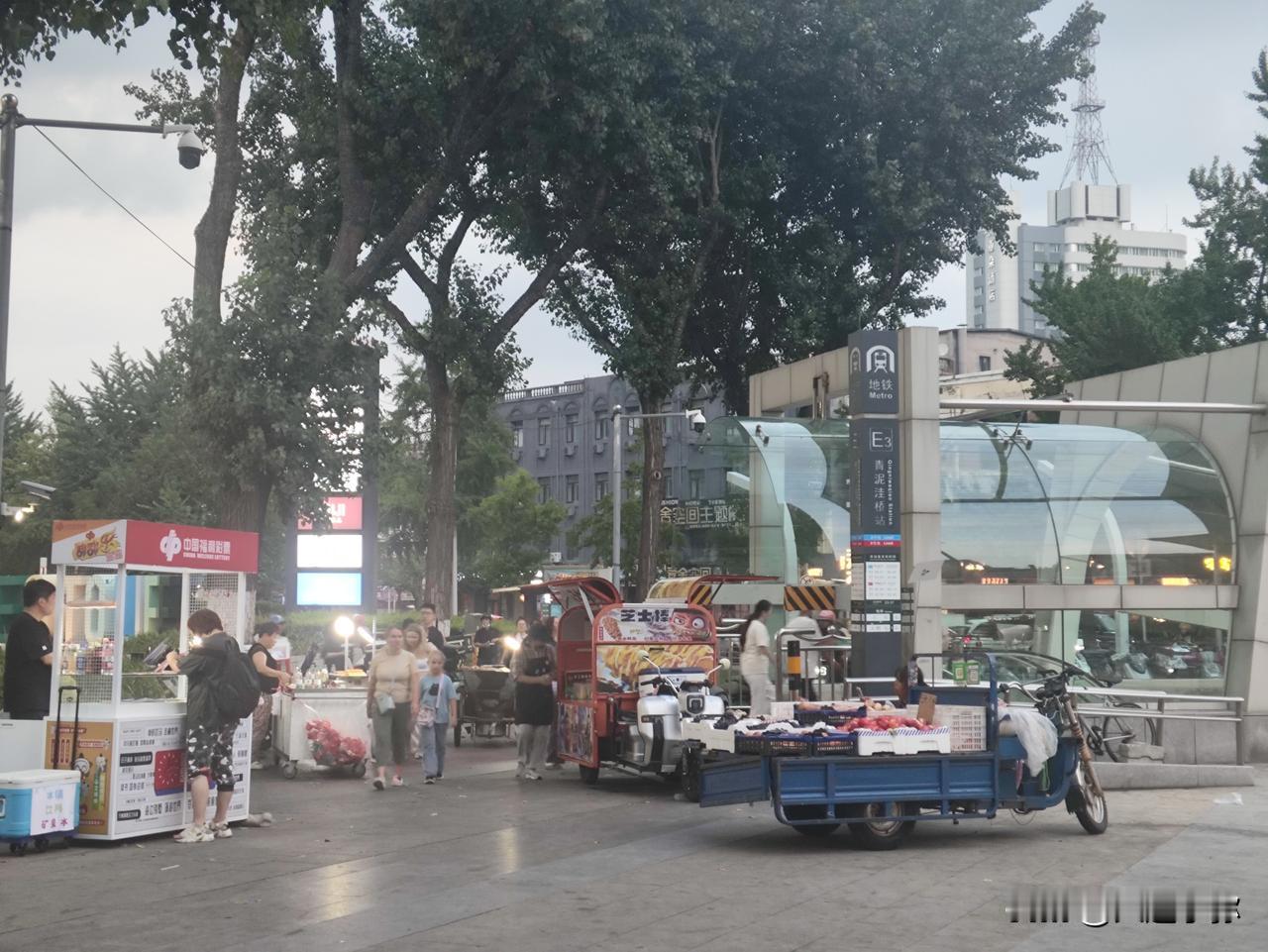 大连友好街地下通道清爽依旧，管住乱象关键在长效监管今天路过大连友好街的地下