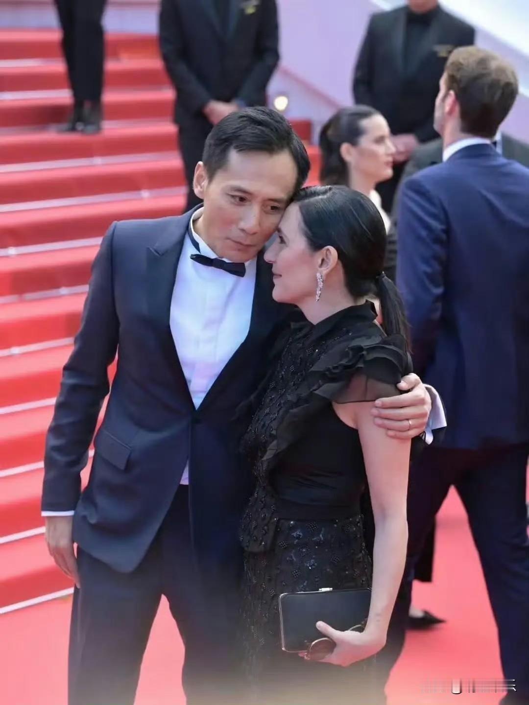 许久未曾同框亮相的刘烨夫妇现身戛纳红毯二人并肩出镜，氛围感满满，尽显温馨甜蜜，