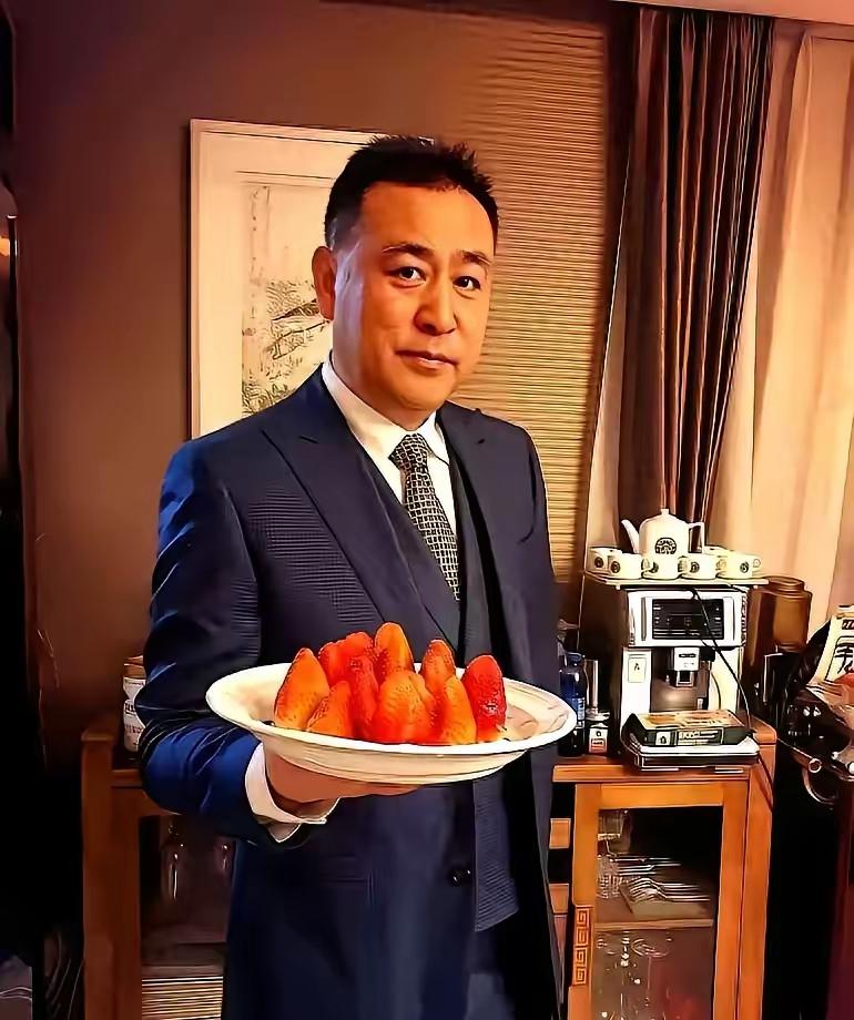 一个男人一辈子不结婚到底好不好？看到曾经的央视一哥名嘴张宏民每天过着一个人的幸福