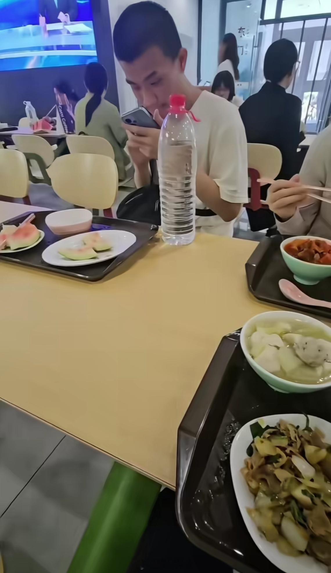韦东奕用得是啥手机？