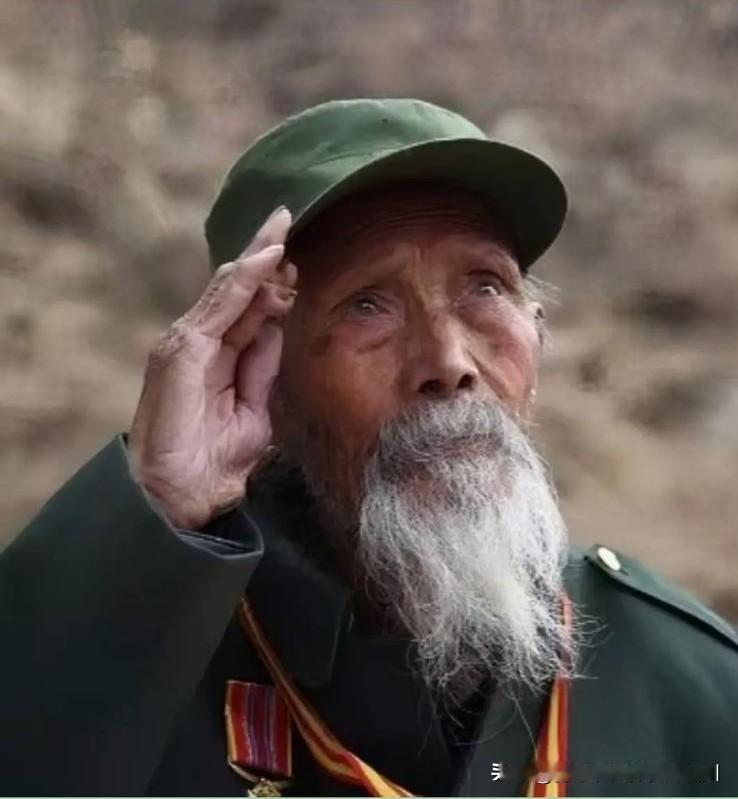 1939年春，河北灵寿县的山路上，两个日军侦察兵哼着小调、挎着三八式步枪，大摇大