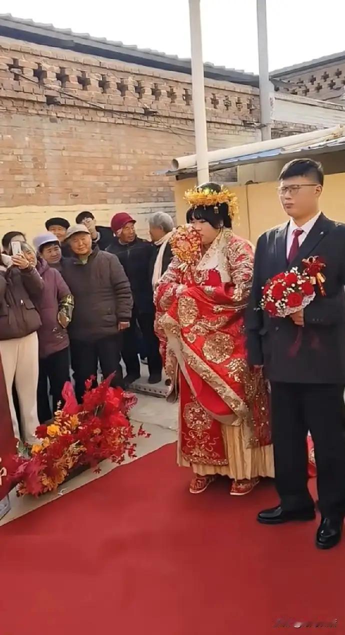 这不是一场关于“嫁得体面”的乡村喜宴，而是一次**对“被看见的普通人”最庄重的加