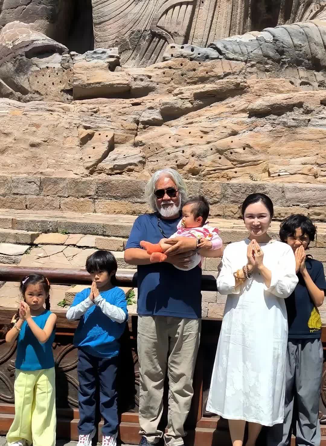 这是张纪中导演一家六口的合影照片，就在8月13日，74岁的张纪中导演携老婆孩子现