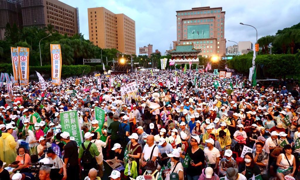亲绿民团24日晚在凯道举行“迎向成功凯道晚会”造势，虽然现场下着大雨，但主办方
