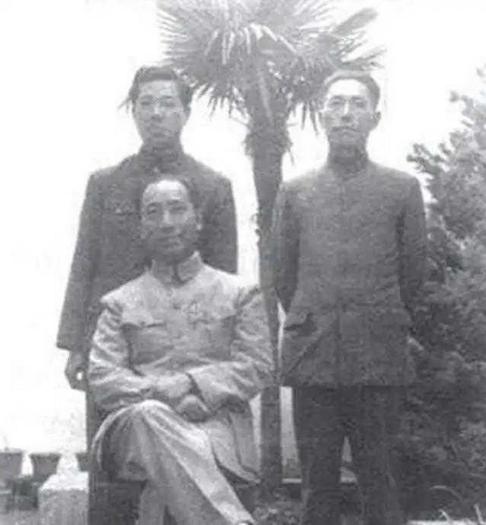 1951年1月，戴笠的儿子戴善武被五花大绑，跪在地上即将被执行死刑。寒风卷着