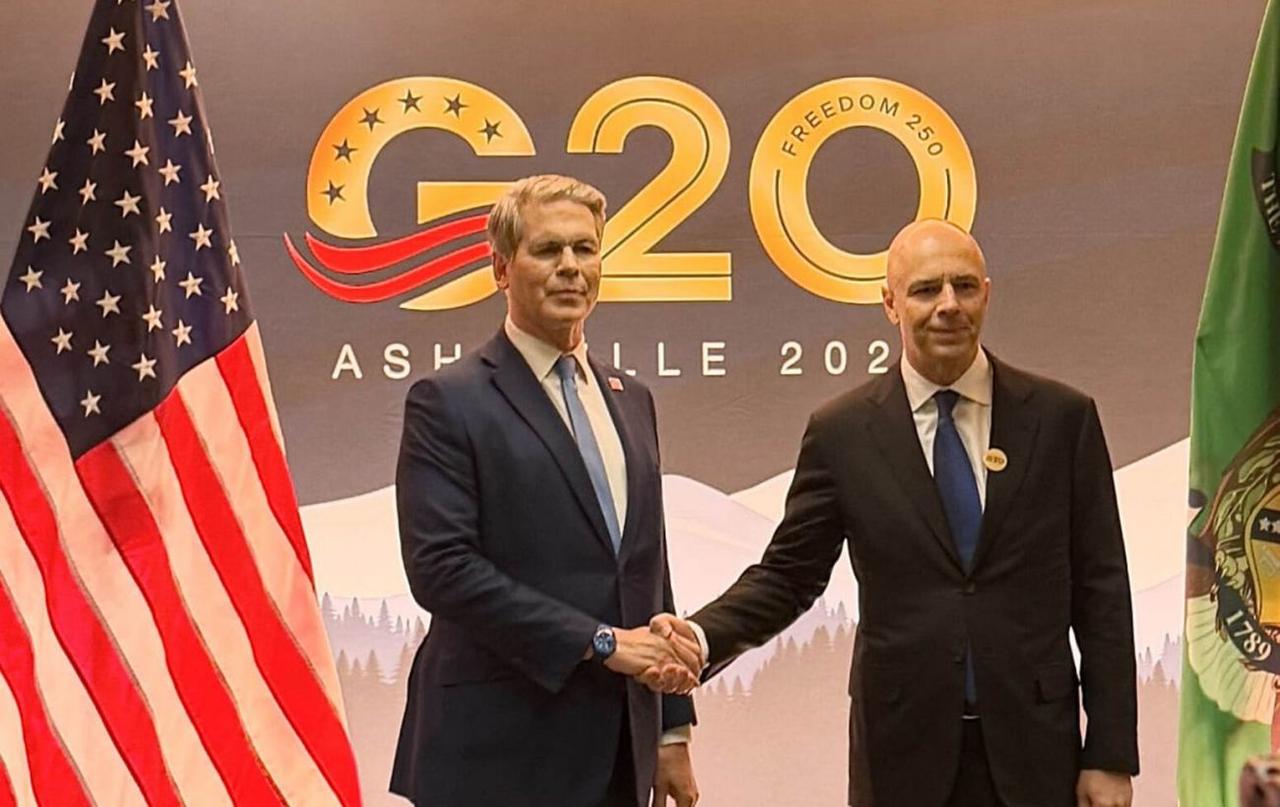 美国人把俄罗斯请回G20，欧洲人破防了，一张合照尽显西方面子工程！G20阿什维