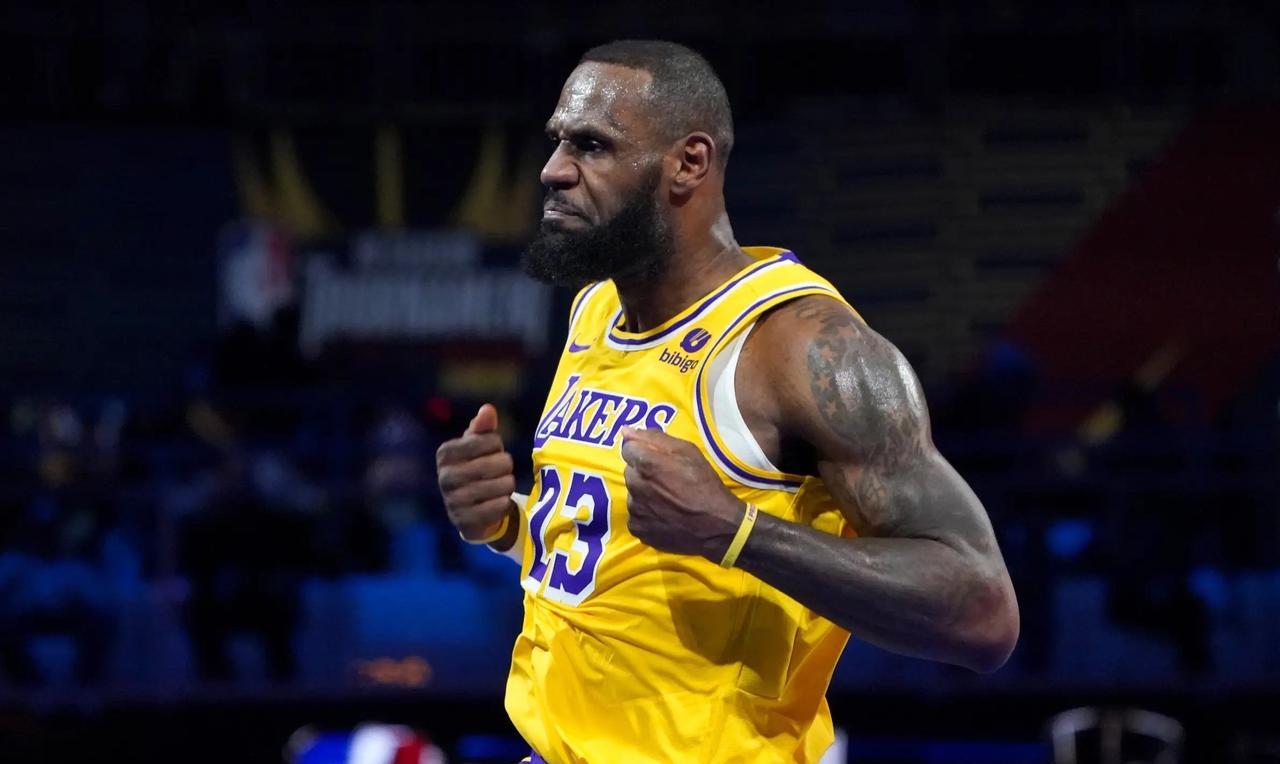 詹姆斯真没那么强啊前NBA球员马库斯-莫里斯近日在节目中谈到了詹姆斯，他说：“
