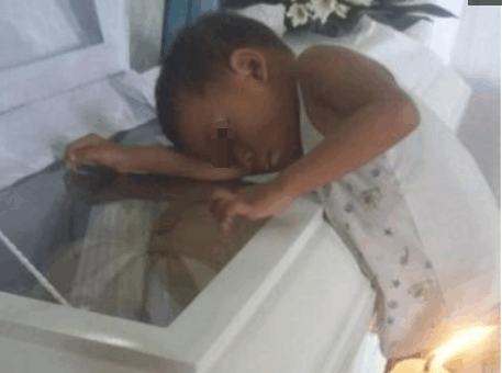 妈妈离世, 3岁男孩隔着棺材大声喊妈妈, 问的问题更让人泪崩