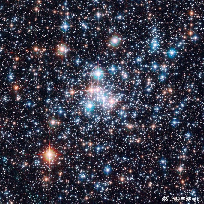 距离这里二十万光年，在一个缓慢环绕我们银河系的小星系中，一群疏散的恒星依然一起闪